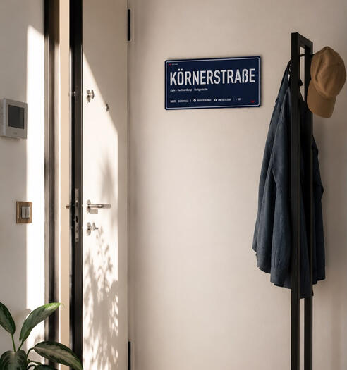Das Aluminium-Designschild „Körnerstraße“ von DasIstColonia als moderne Wanddekoration im Eingangsbereich eines Zuhauses. Design Straßenschild für Köln-Liebhaber