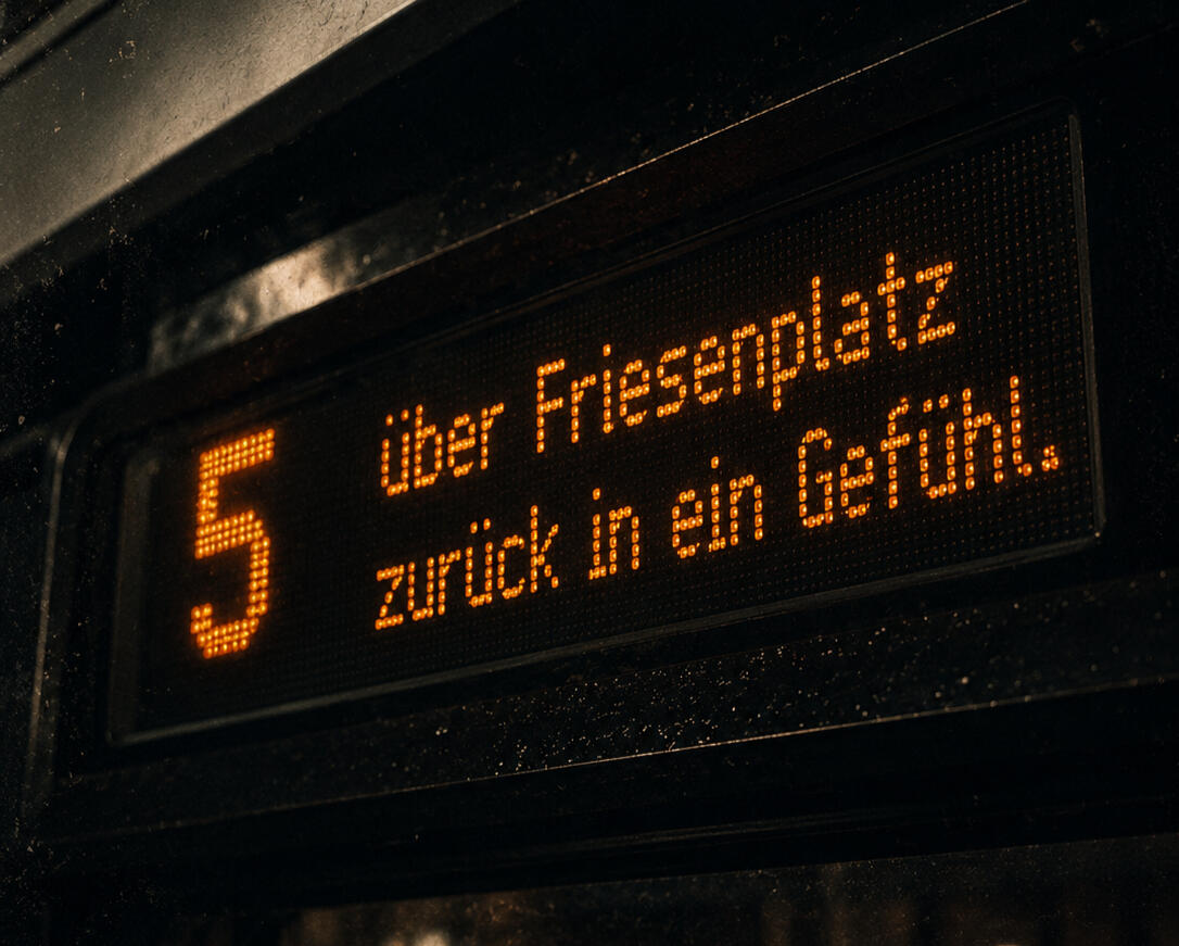 Linie 5 – Über Friesenplatz | DasIstColonia Anzeige der KVB-Linie 5 mit der Aufschrift „Über Friesenplatz zurück in ein Gefühl“ in Köln.